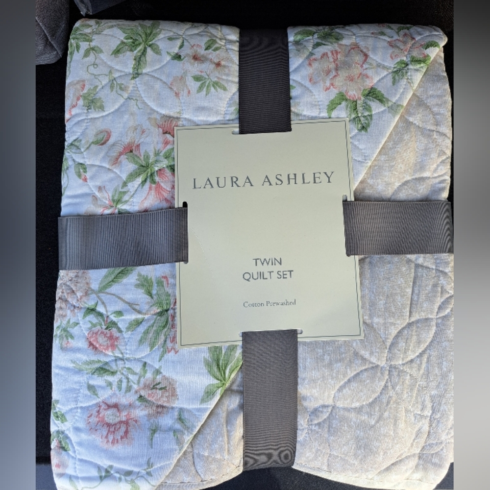 Laura Ashley Quilt set. Twin size. 100% cotton